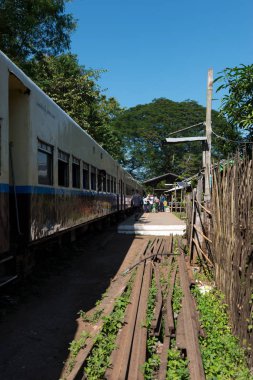 Kalaw, Myanmar - 23 Kasım 2018: Myanmar, Kalaw 'daki tren istasyonundaki geleneksel Burma treninin dikey resmi