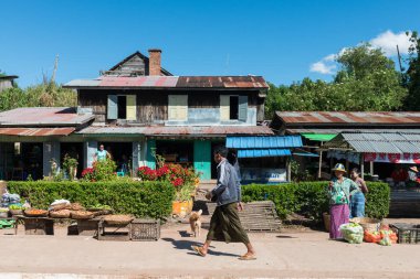 Kalaw, Myanmar - 23 Kasım 2018: Myanmar, Kalaw 'da güneşli bir günde Burmalılarla birlikte platformun yatay resmi