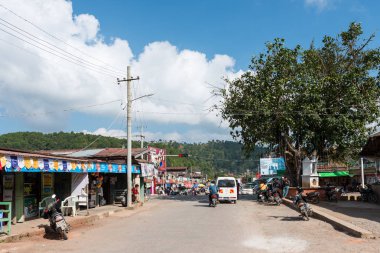 Kalaw, Myanmar - 25 Kasım 2018: Kalaw, Myanmar'ın merkezindeki sokakların yatay resmi