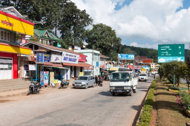 Kalaw, Myanmar - 25 Kasım 2018: Kalaw, Myanmar'ın büyük caddesindeki araçların yatay resmi