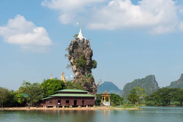 Horizontální Obrázek Kyaut Latt Pagoda Postavený Nad Útesem Hpa Myanmar — Stock fotografie