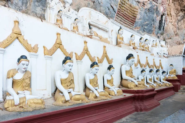 ミャンマー Hpa 2018年11月19日 ミャンマー Hpa Anの重要なランドマーク カウグーン洞窟で瞑想中に座っている仏像の広角写真 — ストック写真