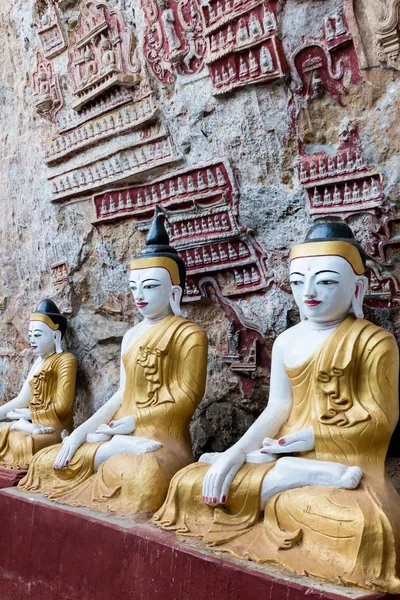 Hpa ミャンマー 2018年11月19日 ミャンマーのカウ グーン洞窟で装飾された壁を持つ素晴らしい仏像の垂直画像 — ストック写真