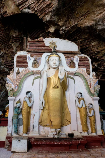 Hpa ミャンマー 2018年11月19日 ミャンマーのカウグーン洞窟の巨大な金色の像の垂直画像 — ストック写真