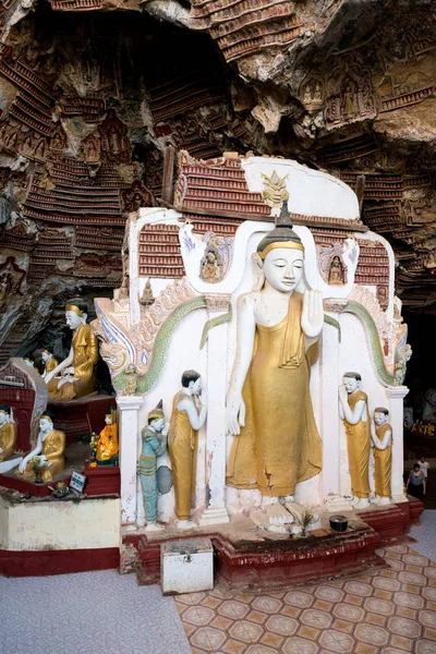 Hpa ミャンマー 2018年11月19日 カウグーン洞窟の巨大な金色の像の上の写真から Hpa ミャンマー — ストック写真