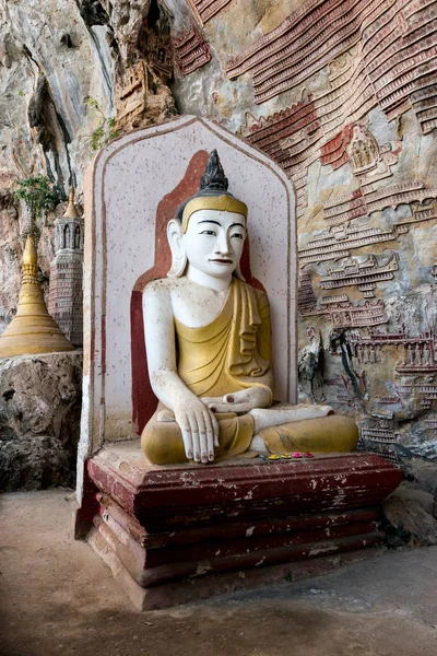 Hpa ミャンマー 2018年11月19日 美しいカウグーン洞窟の単一の金色の仏像の垂直画像 Hpa ミャンマー — ストック写真