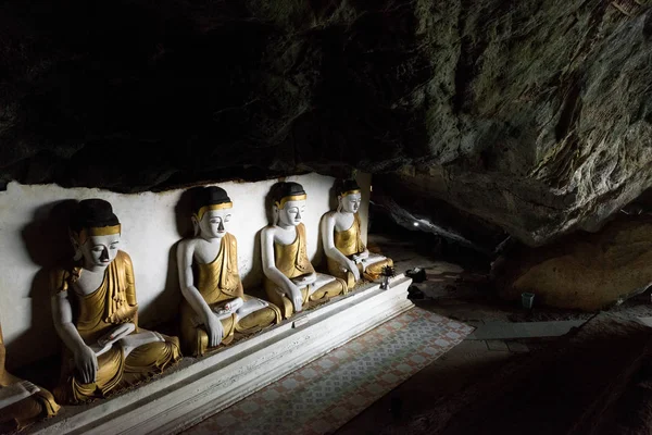 ミャンマー Hpa 2018年11月19日 ミャンマーのHpa Anにある重要な宗教サイト ヤタイピヤン洞窟の美しい座っている仏像の水平画像 — ストック写真