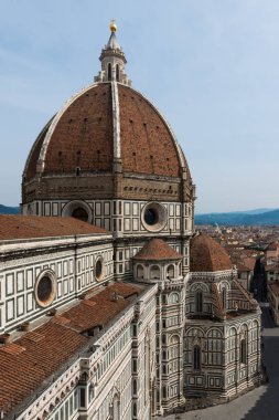 Giotto Çan Kulesi'nden Santa Maria del Fiore Katedrali'nin muhteşem kubbesinin dikey resmi, Floransa'nın simge yapıları, İtalya