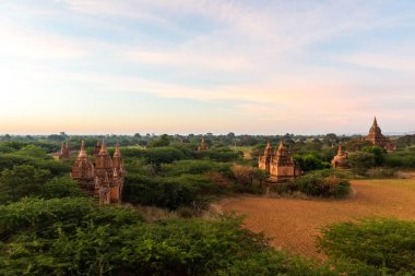 Myanmar'daki eski Budist tapınağı ile Bagan'ın dev arkeolojik parkının yatay resmi