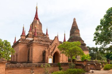 Bagan, Myanmar - 06 Aralık 2018: Myanmar'ın Bagan kentinde ki arkeoloji parkının içinde yer alan antik Budist tapınağının yatay resmi