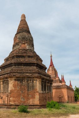Eski Budist pagoda ve tapınağın dikey resmi, Bagan, Myanmar'daki arkeolojik parkın muhteşem binaları