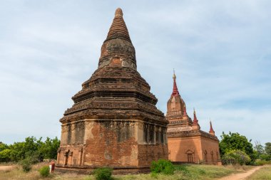 Eski Budist pagoda ve tapınağın geniş açılı resmi, Bagan, Myanmar'daki arkeolojik parkın muhteşem binaları