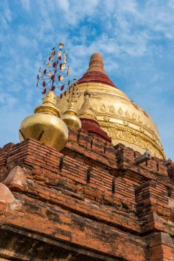 Mavi gökyüzü gününde antik Budist Dhammayazika Pagoda üst dikey resim, Myanmar Bagan dönüm noktası