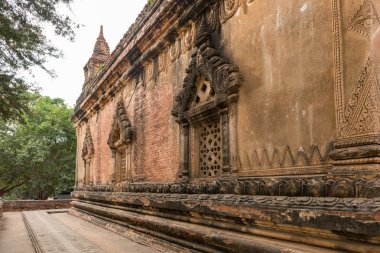 Myanmar'daki Bagan Arkeoloji Parkı'ndaki Budist tapınağının güzel duvarının yatay resmi.