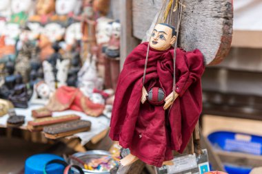 Bagan, Myanmar'da ahşaptan yapılan Budist keşiş kuklasının yatay resmi