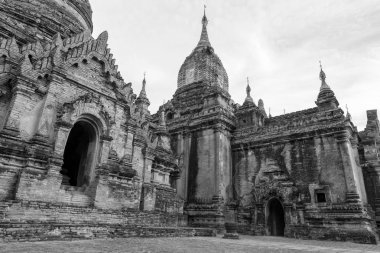 Bagan, Myanmar'da bulunan önemli bir Budist tapınağının siyah beyaz resmi