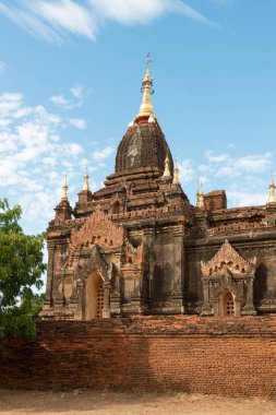 Myanmar'daki Bagan arkeoloji parkında budist tapınağının kalıntılarının dikey resmi
