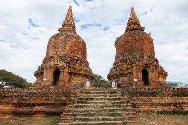 Bagan, Myanmar - 07 Aralık 2018: Bagan, Myanmar'da bulunan iki güzel mimaronik padanın yatay resmi