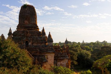Myanmar'daki Bagan arkeoloji parkında bulunan büyük ve eski Budist pagodasının yatay resmi