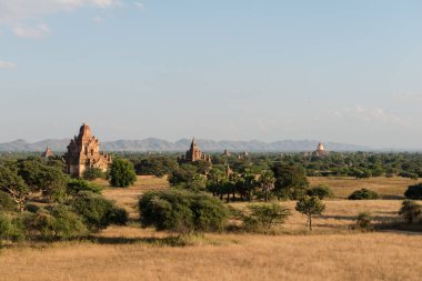 Myanmar'daki antik Budist tapınakları ile Bagan arkeolojik parkının yatay resmi