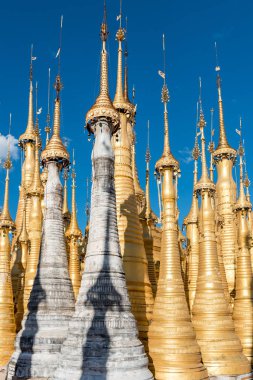 Indein Tapınağı'nda etkileyici altın stupas dikey resim, Inle gölünün dönüm noktası, Myanmar