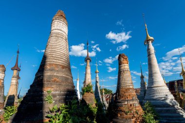 Indein Tapınağı'nda farklı mimari stupas ile yerel bitki örtüsü yatay resim, Inle Gölü, Myanmar dönüm noktası