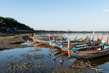 Mandalay, Myanmar - 03 Aralık 2018: Myanmar'ın turistik bir cazibe merkezi olan U Bein Köprüsü'ne yakın birçok renkli ahşap teknenin yatay resmi
