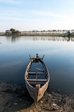 Mandalay, Myanmar'ın turistik bir cazibe merkezi olan U Bein Köprüsü'ne yakın eski ahşap bir teknenin dikey piciture