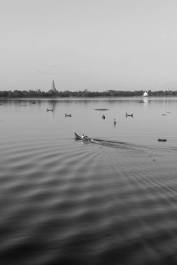 Mandalay, Myanmar - 03 Aralık 2018: Myanmar'ın Mandalay'ının simge yapılarından u Bein Köprüsü'nün tepesinden balıkçı teknelerinin siyah beyaz resmi