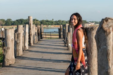 U Bein Köprüsü'nde poz güzel Asya göz modeli yatay resim, Mandalay bir dönüm noktası, Myanmar