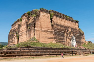 Mandalay, Myanmar - 04 Aralık 2018: Etkileyici bir mimarinin yatay resmi Mingun Pahtodawgyi, Mandalay, Myanmar'a yakın tamamlanmamış bir anıt