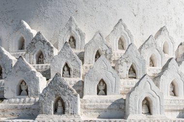 Myanmar'ın simge yapılarından biri olan Hsinbyume Pagoda surlarında güzel detayların yatay resmi, Mandalay'a yakın
