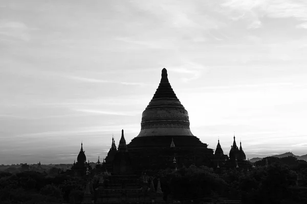 缅甸蒲甘考古公园日出时美丽宝塔的黑白照片 — 图库照片