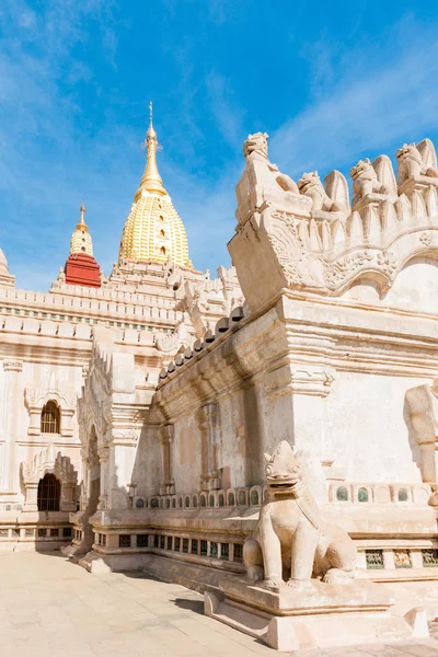 Vertikální Obrázek Úžasné Architektury Ananda Temple Milník Národního Parku Bagan — Stock fotografie