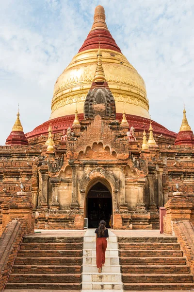 Vertikální Obrázek Turistických Souborů Před Architektonickou Dhammayaziky Pagoda Nacházející Uvnitř — Stock fotografie