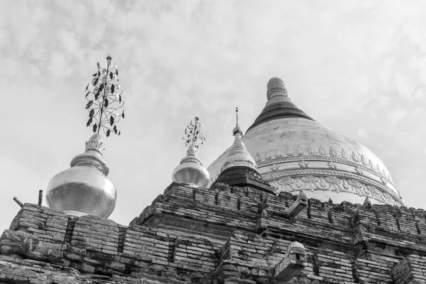 ミャンマーのバガンのランドマーク 古代仏教のダンマヤジカ パゴダの白黒写真 — ストック写真