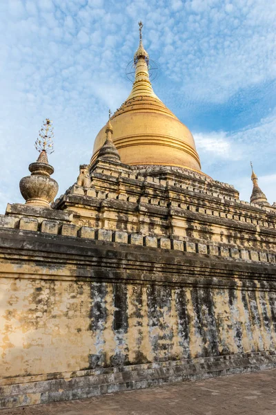 Imagem Vertical Topo Antigo Pagode Budista Durante Dia Azul Céu — Fotografia de Stock