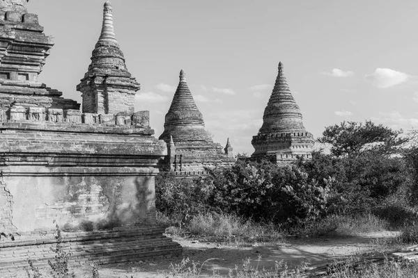 ミャンマーの有名な観光地 バガンの古い建築仏教寺院の白黒写真 — ストック写真