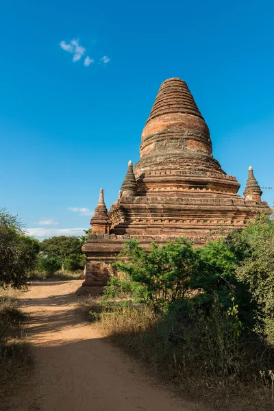 Vertikální Obrázek Úzké Uličky Mezi Starými Buddhistickými Chrámy Bagan Proslulým — Stock fotografie