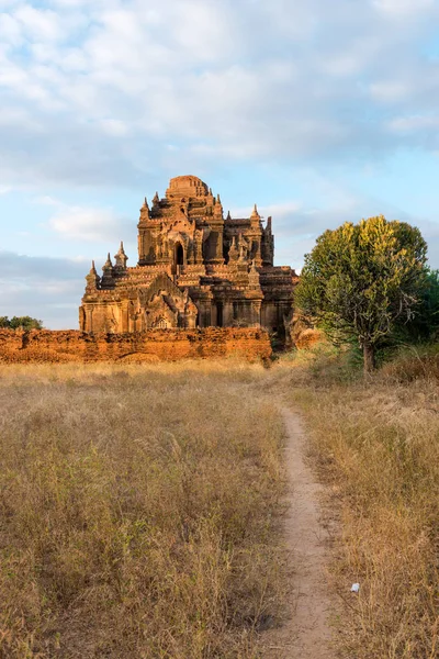 Vertikální Obrázek Zřícenin Thitsarwádí Temple Době Západu Slunce Bagan Myanmar — Stock fotografie