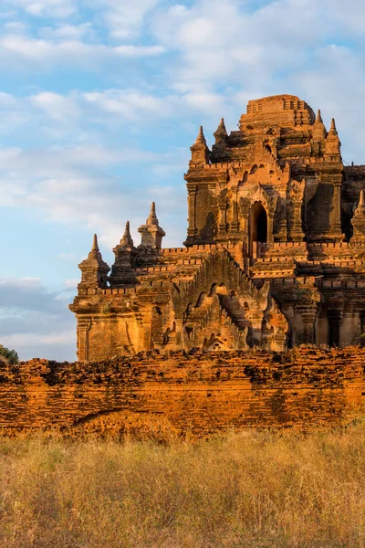 Vertikální Obrázek Úžasných Zřícenin Thitsarwádí Temple Době Západu Slunce Bagan — Stock fotografie