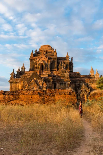 Vertical Picture Tourist Woman Posing Front Ruins Thitsarwadi Temple Sunset — Stock Photo, Image