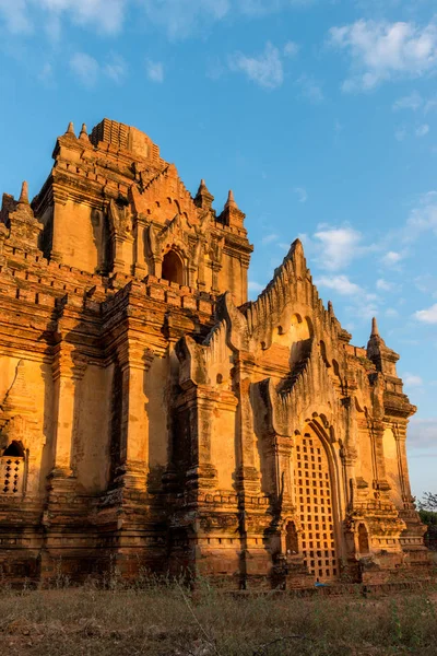 Vertikální Obrázek Nádherných Předních Dveří Thitsarwádí Temple Bagan Myanmar — Stock fotografie