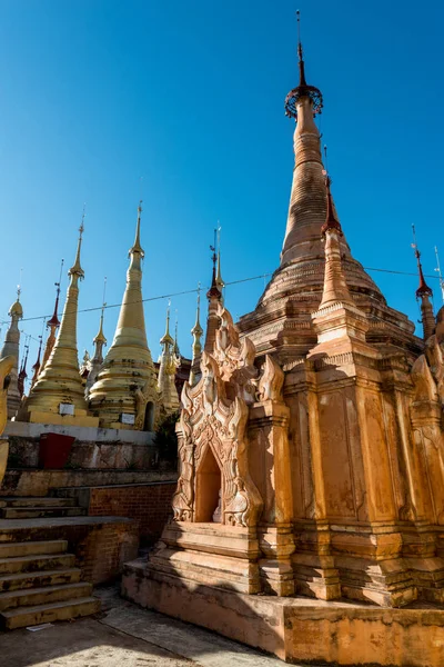 Inle Lake Myanmar Novembro 2018 Imagem Vertical Estupas Antigas Com — Fotografia de Stock