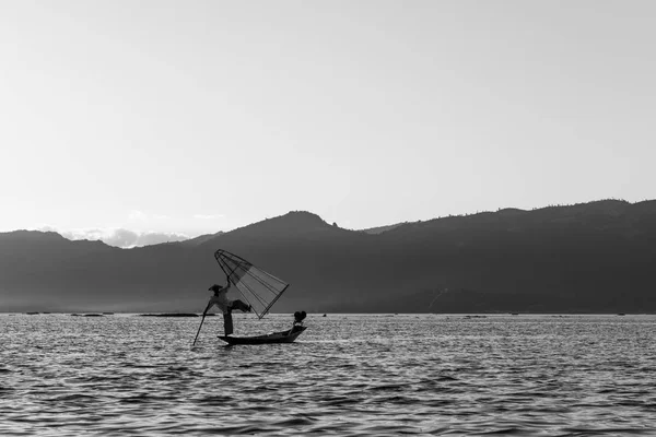 Чорно Біла Картина Самотньої Бірманська Рибалка Тримає Традиційну Мережу Inle — стокове фото