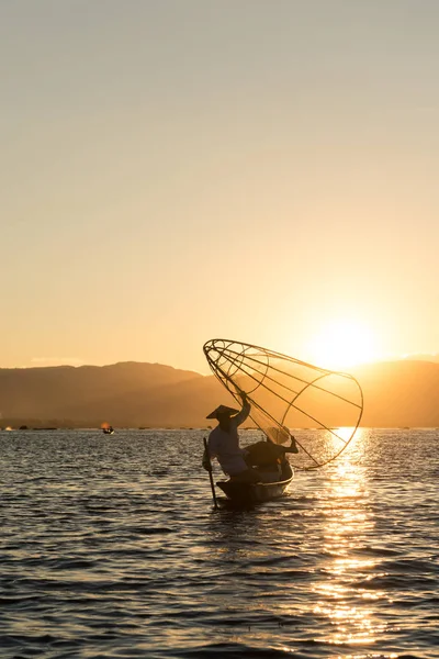 Inle Lake Myanmaru Listopadu 2018 Vertikální Obrázek Místní Rybářské Siluety — Stock fotografie