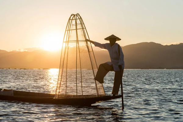 Inle Lake Янма Листопада 2018 Горизонтальна Картина Місцевого Рибалки Силует — стокове фото