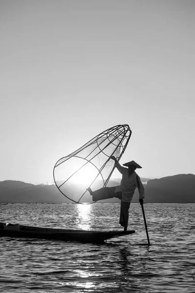 Inle Lake Myanmar Noviembre 2018 Imagen Blanco Negro Silueta Pescador —  Fotos de Stock