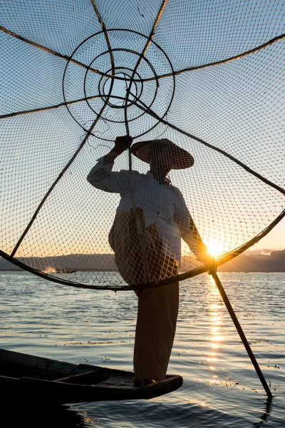 缅甸因勒湖 2018年11月30日 缅甸渔民的垂直图片 与缅甸因勒湖的日落形成对比 形成传统的净剪影 — 图库照片