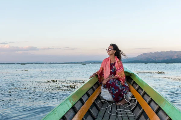 ภาพแนวนอนของน องเท ยวต างชาต สวยงาม านน ยบสงบของทะเลสาบอ นเล ระหว างท — ภาพถ่ายสต็อก